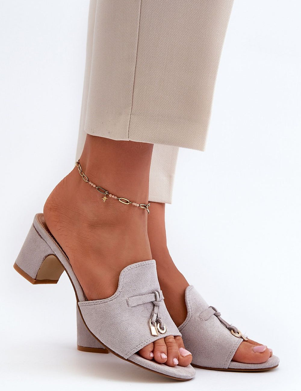 Solvera heeled suede flip-flops with 5.5 cm heel, showcasing minimalist elegance suitable for casual or dressier outings.