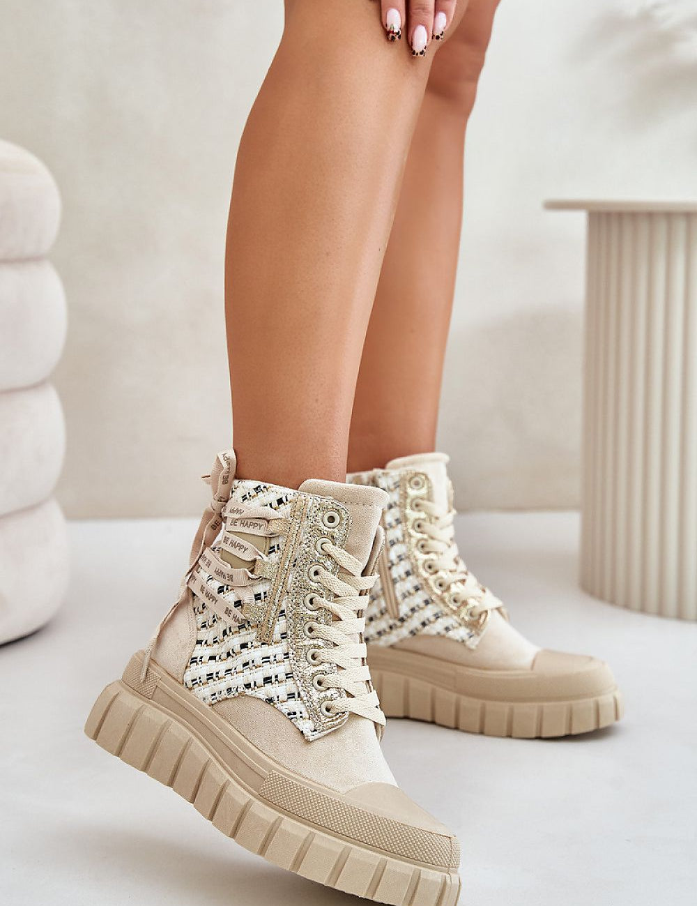 Fashionable beige high platform sneakers with double lacing and side zipper, perfect for an urban look.