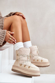 Glavira fur-lined platform snow boots with faux fur trim, round toe, and 5 cm platform, worn by a model with beige sweater.
