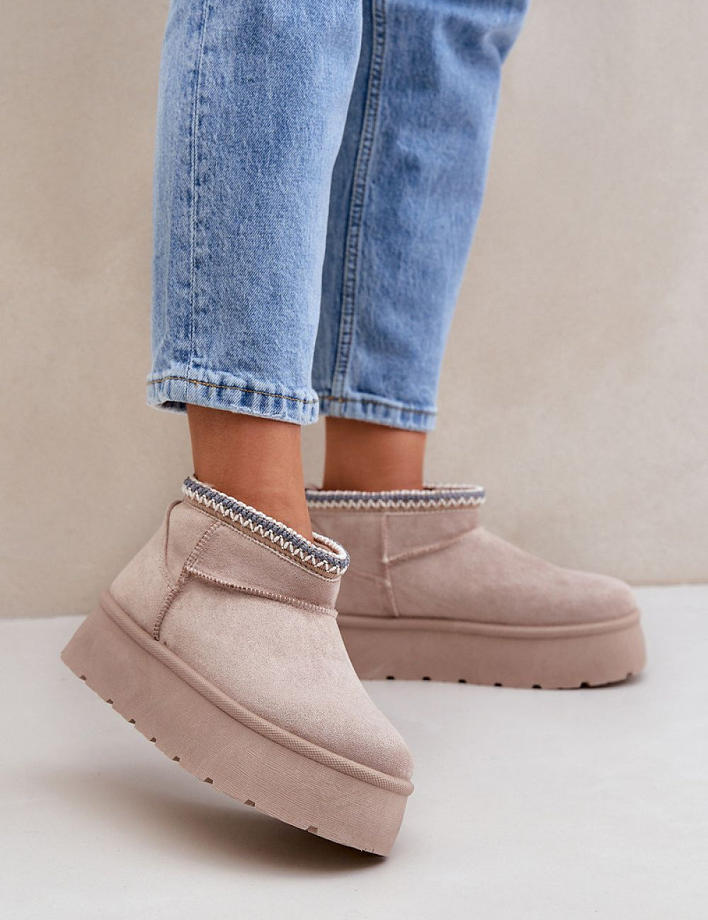 Auraline embroidered suede snow boots with fur lining, worn with jeans, featuring a 4 cm platform and 9.5 cm shaft height.