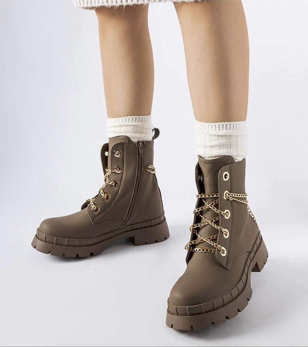 Alcinéa chain-detail insulated ankle boots with chunky rubber sole and lace-up front, ideal for fall and winter fashion.