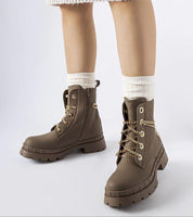 Alcinéa chain-detail insulated ankle boots with chunky rubber sole and lace-up front, ideal for fall and winter fashion.