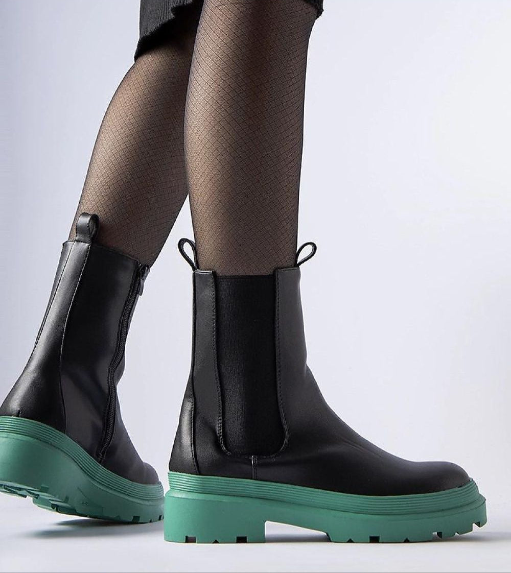 Vereliane ankle boots in black vegan leather with subtle olive rubber soles, featuring a practical side zipper and flat 4 cm heel.