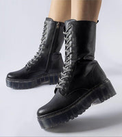 Ardénne insulated winter boots, mid-high silhouette with lace-up design, eco leather, 6 cm heel, elegant and warm for cold weather.