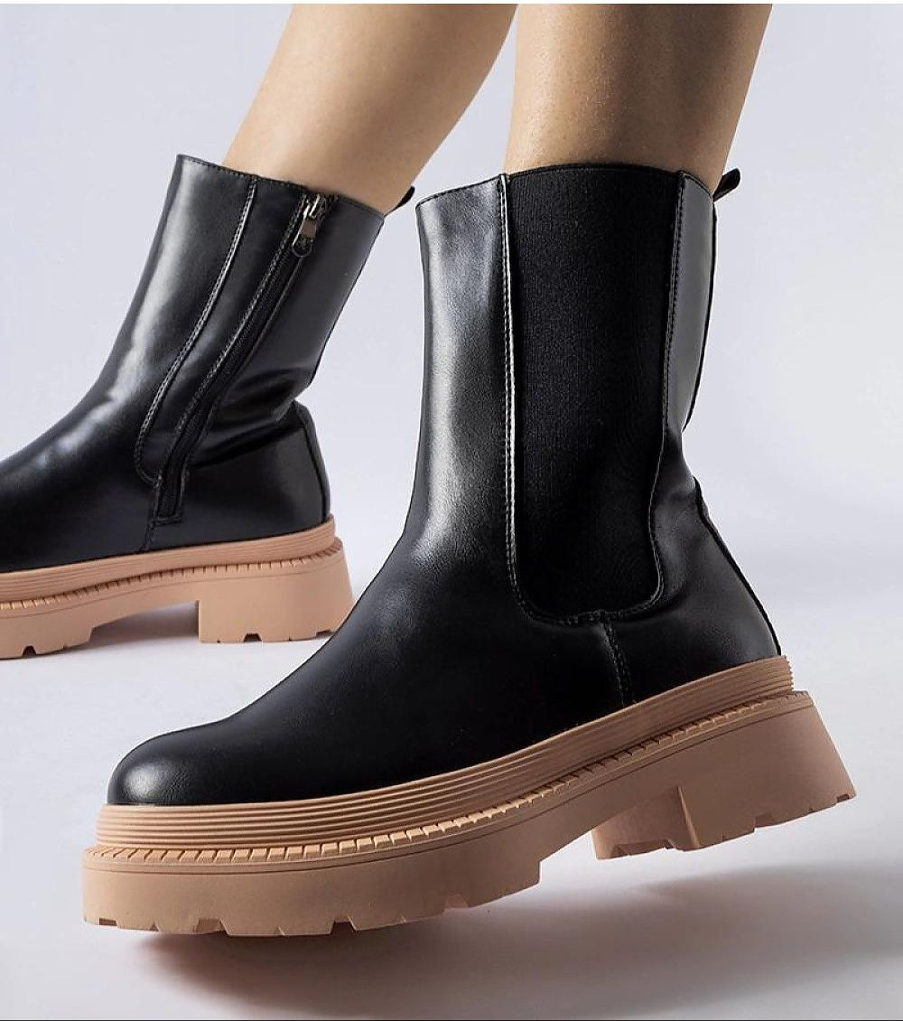 Zamari contrast-sole ankle boots in black eco leather with light pink rubber sole, side zipper, rounded toe, and flat 4 cm heel.