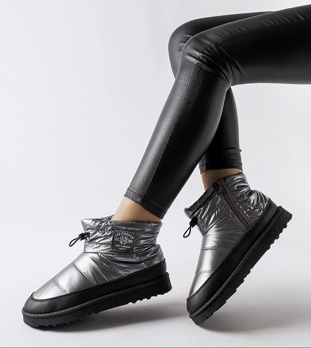 Melvysa insulated snow boots in silver with side zipper, worn with black leggings, featuring eco leather and rubber soles.