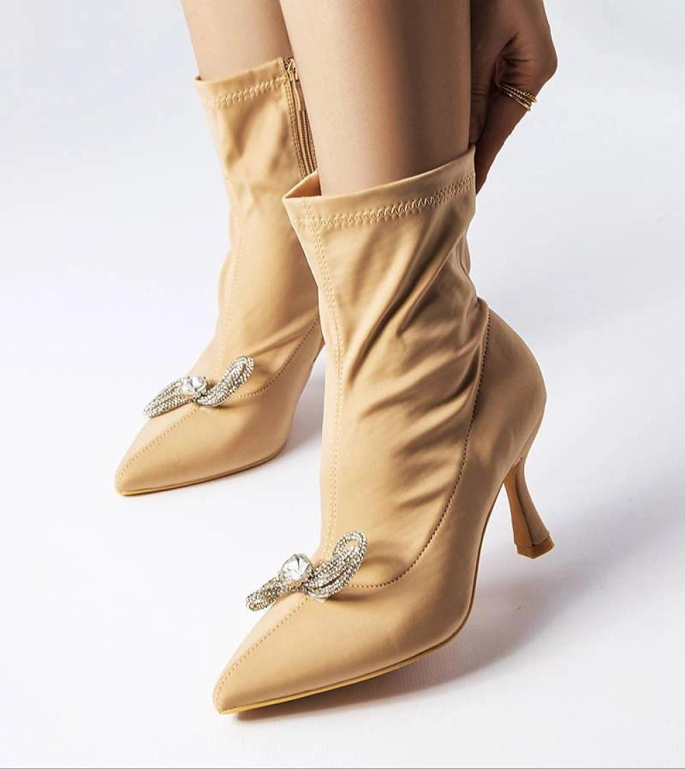 Beige Serelune boots with rhinestone bow, 8 cm heels, elegant design ideal for autumn and winter fashion. Side zipper for easy wear.