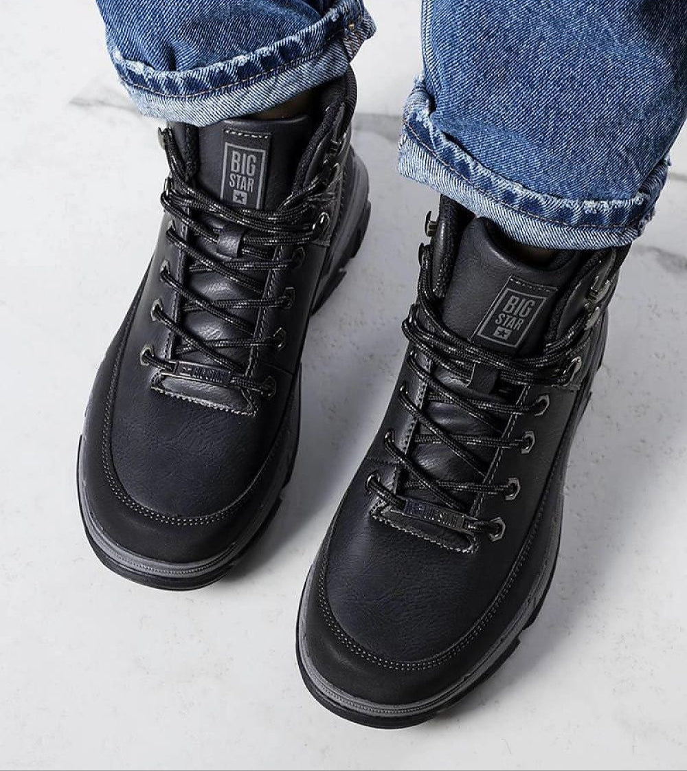 Alt Tag: Person wearing Elvora Big Star insulated winter sneakers, featuring synthetic leather upper and MEMORY FOAM insole for comfort.