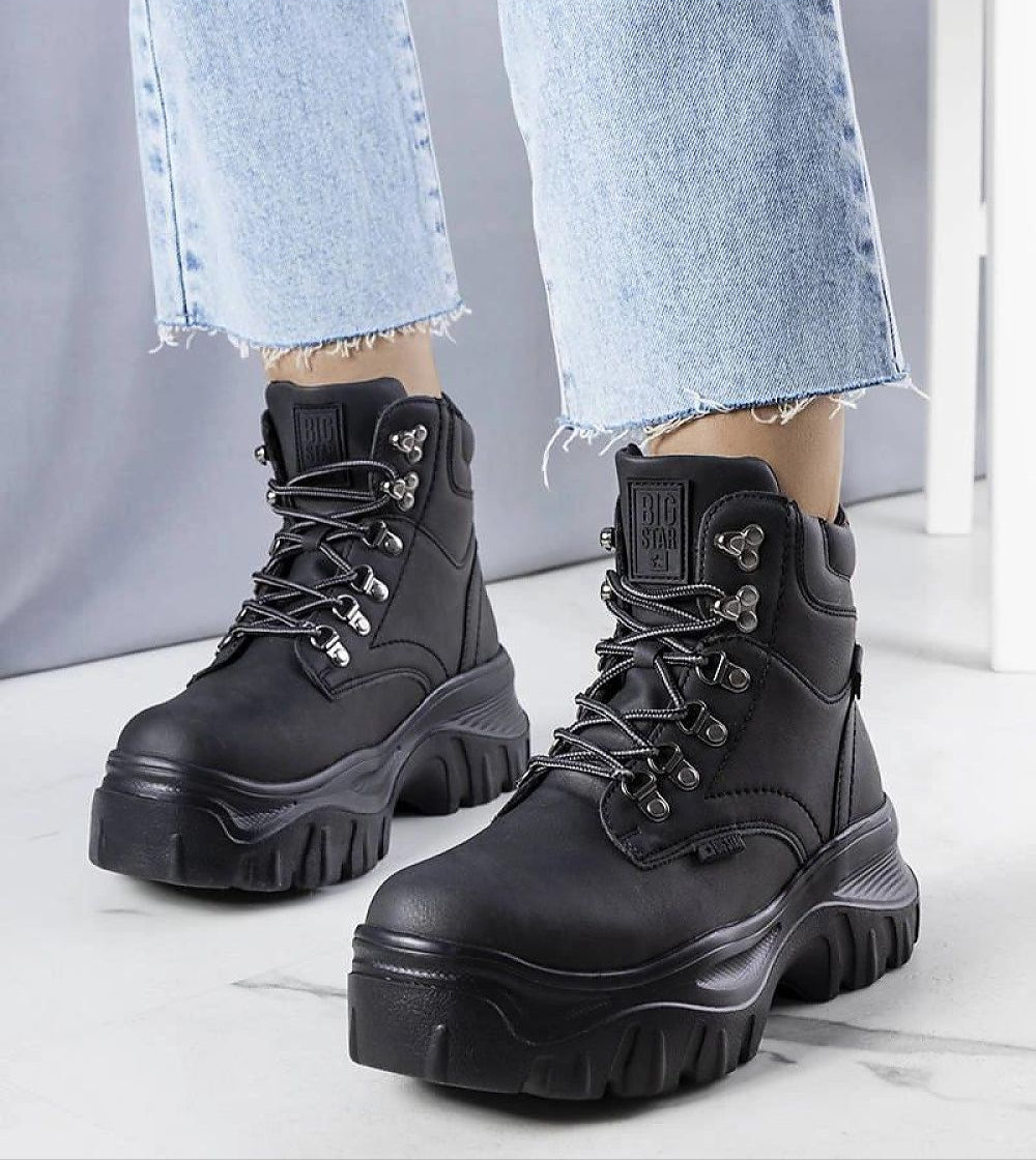 Tarelda insulated winter boots with durable synthetic leather and faux fur lining, shown in black with thick sole, ideal for cold-weather comfort.