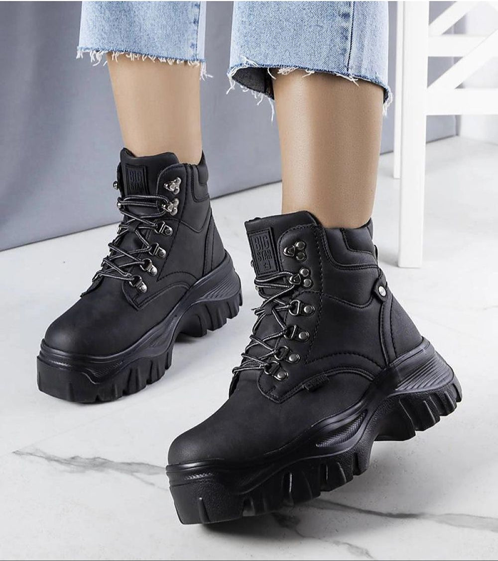 Tarelda insulated winter boots with rugged design, synthetic leather, thick sole, and faux fur lining for warmth and comfort.