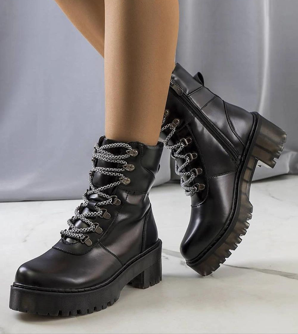Black Eravine high-sole winter boots with decorative lacing and thick platform, ideal for autumn strolls and cold winter days.