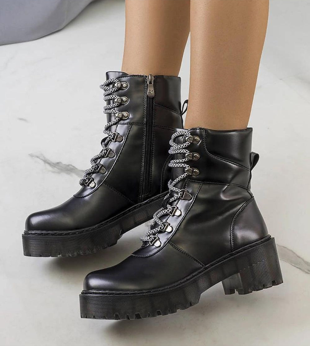 Eravine high-sole winter boots with decorative lacing and thick platform, ideal for comfort and warmth in cold weather.