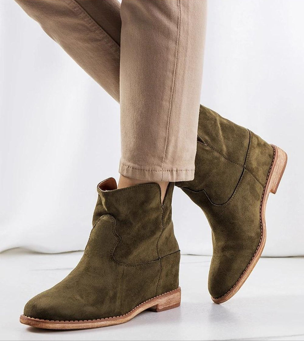 Evelari wedge ankle boots in olive green, featuring a slip-on design, sculpted silhouette, and elevated sole for transitional seasons.