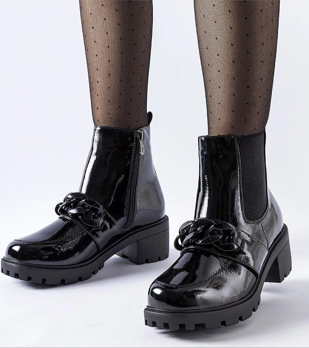 Alt Tag: Velandra Glossy Buckle Boots in patent-effect eco leather with metal buckle, ideal for autumn and winter fashion.