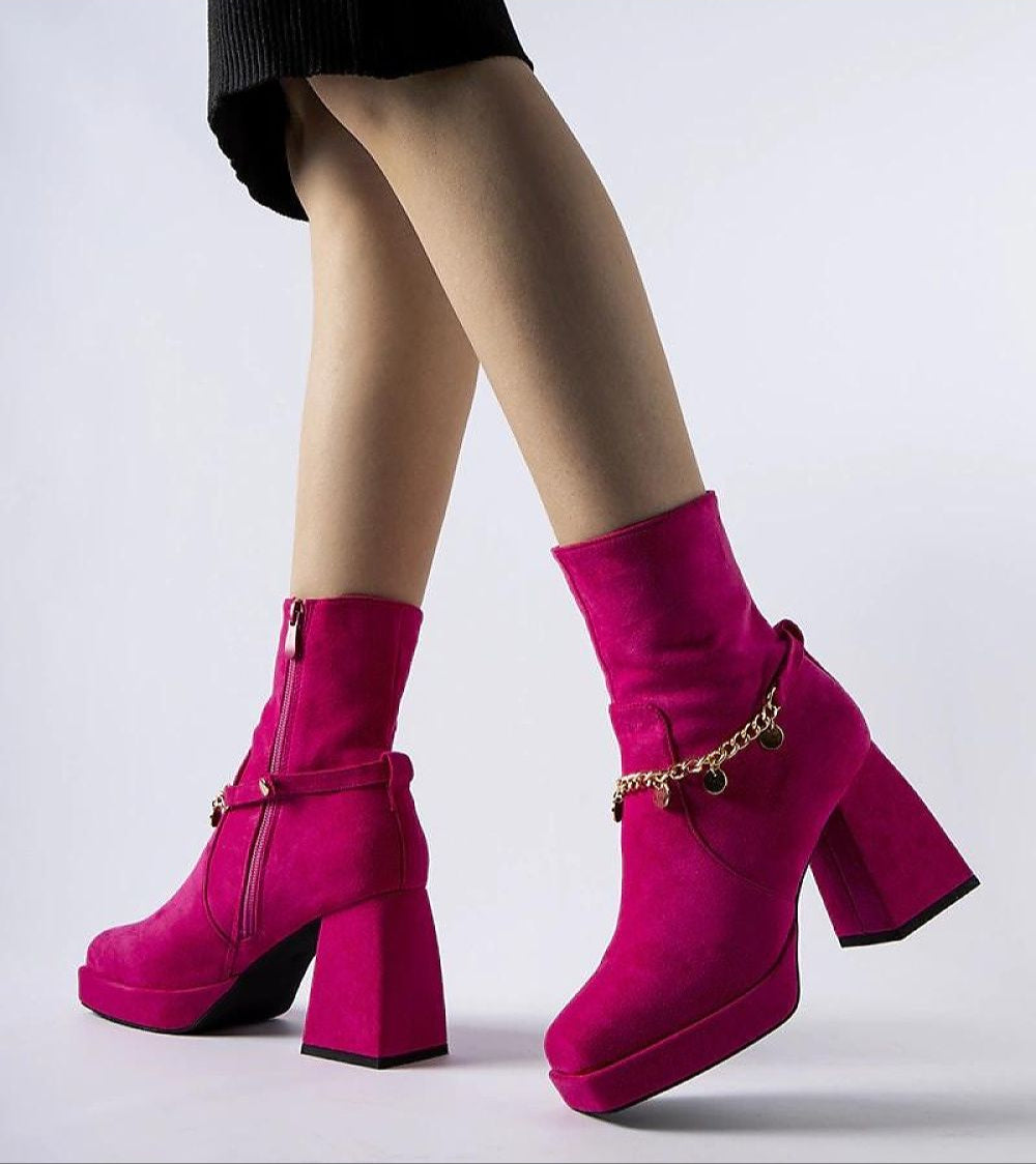 Stylish pink square-toe heel boots with chain pendant, featuring a bold 9 cm heel and side zipper. Perfect for winter fashion.