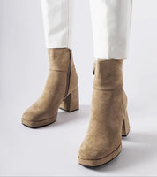 Elarin high-heeled beige boots with block heel, zipper closure, crafted from eco-leather. Fashionable ankle boots for autumn and winter.