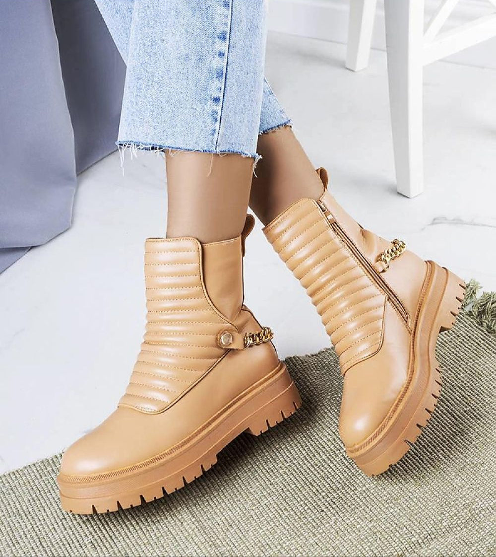 Ardena Beige Fur-Lined Boots with Chain on person wearing light blue jeans, showcasing fashion-forward autumn style.