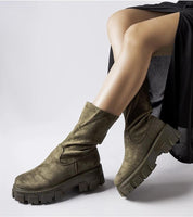 Verossa eco-suede sock boots in green, round toe, rubber sole, 5.5 cm heel, minimalist style, perfect for comfort and style.