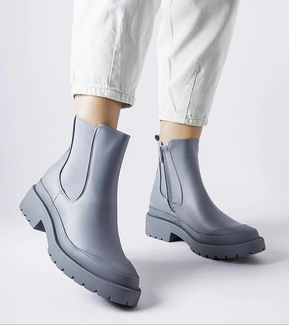 Stylish Varenta weatherproof platform boots with sleek waterproof upper and thick soles, perfect for urban and outdoor wear.