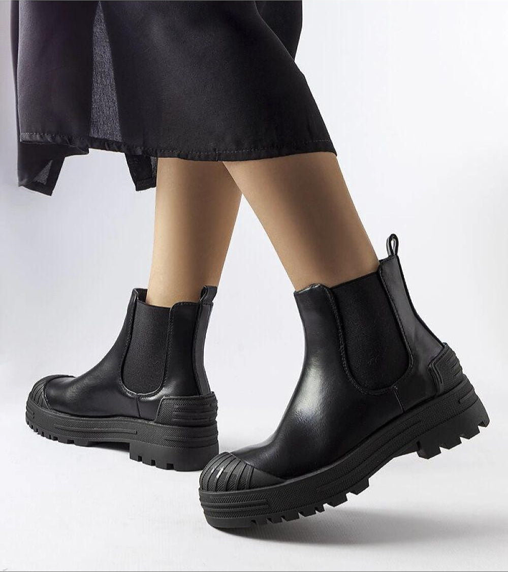 Matte black Lange slip-on bagger boots with rubber insets and 4.5 cm platform heel, offering urban style and comfort.