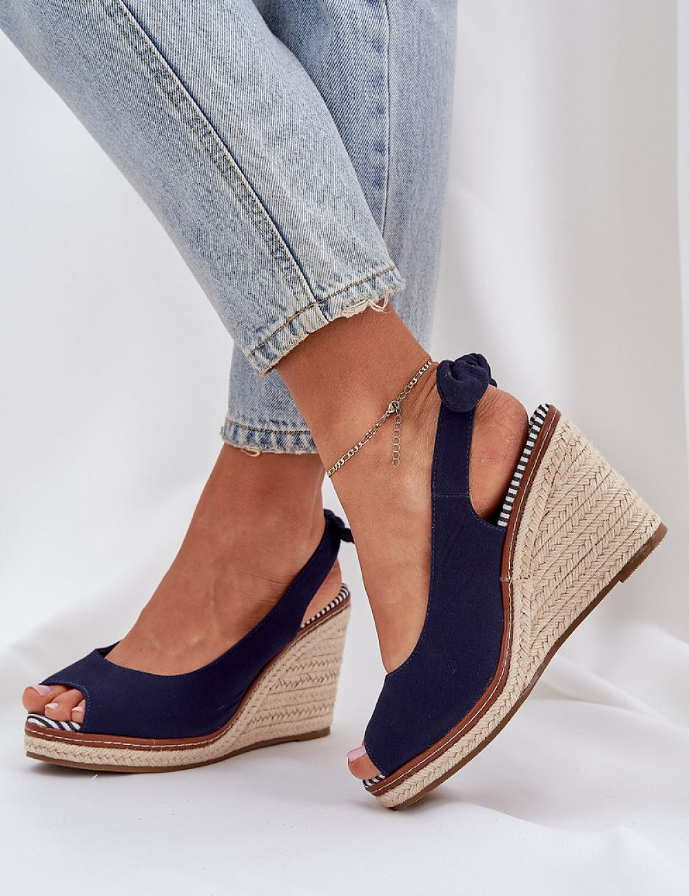 Elavira wedge sandals with braided high heel and rear loop, perfect for summer strolls and casual looks.