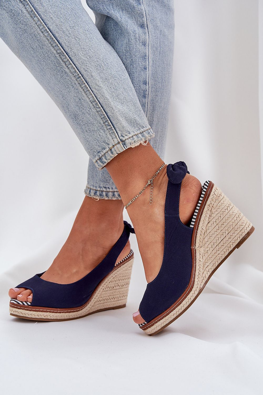 Elavira wedge sandals with braided high heel and rear loop, perfect for summer strolls and casual looks.