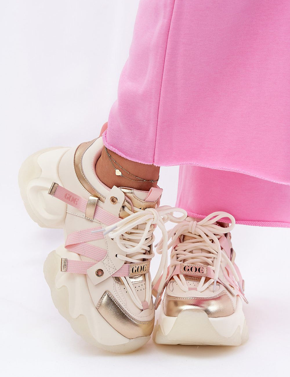 Isalvien double-lace sport shoes with bold platform sole and cushioned interior, shown in pink and cream, perfect for modern fashion.