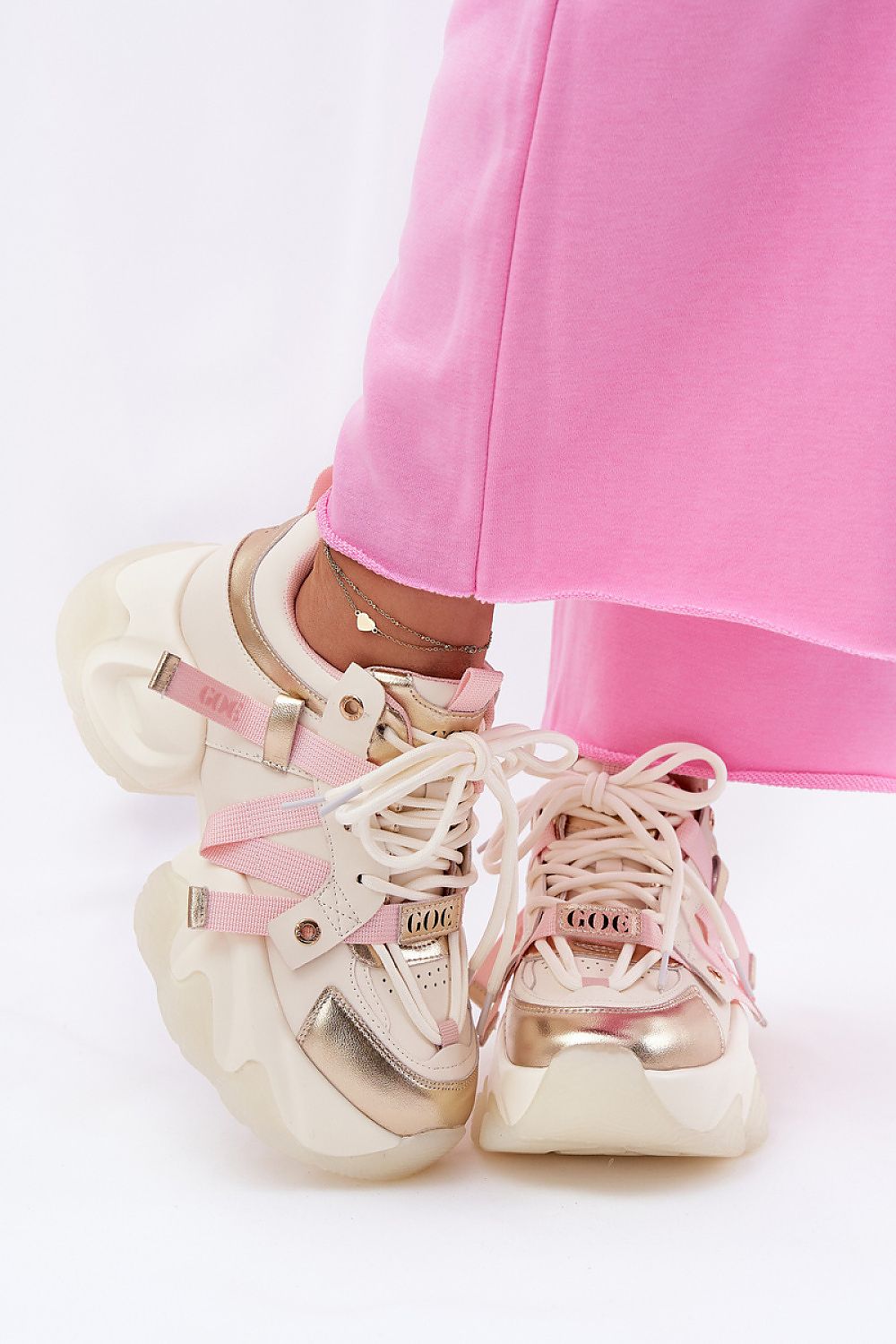 Isalvien double-lace sport shoes with bold platform sole and cushioned interior, shown in pink and cream, perfect for modern fashion.