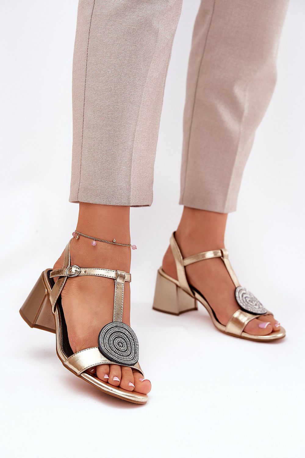 Evelenne leather sandals with sculpted heel, featuring a modern accent and adjustable ankle strap, for elegance and comfort.