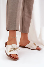 Veletta Soft Bow Sandals in natural leather with delicate bow and ruched design, ideal for summer, worn with beige pants and anklet.